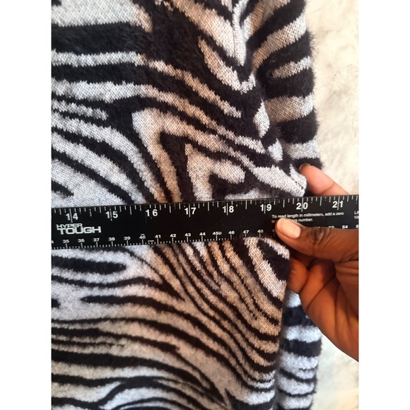 Banana Republic V-Neck Fuzzy Zebra Print Cardigan Sweater Black White Small S - Picture 6 of 7